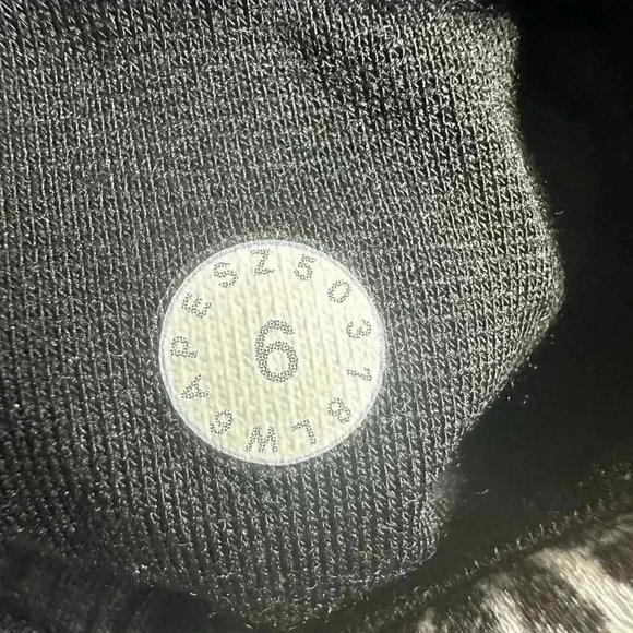 Lululemon Sweat & Repeat Crop 22” Black/Serigraph Starlight Black Multi … - Picture 6 of 6